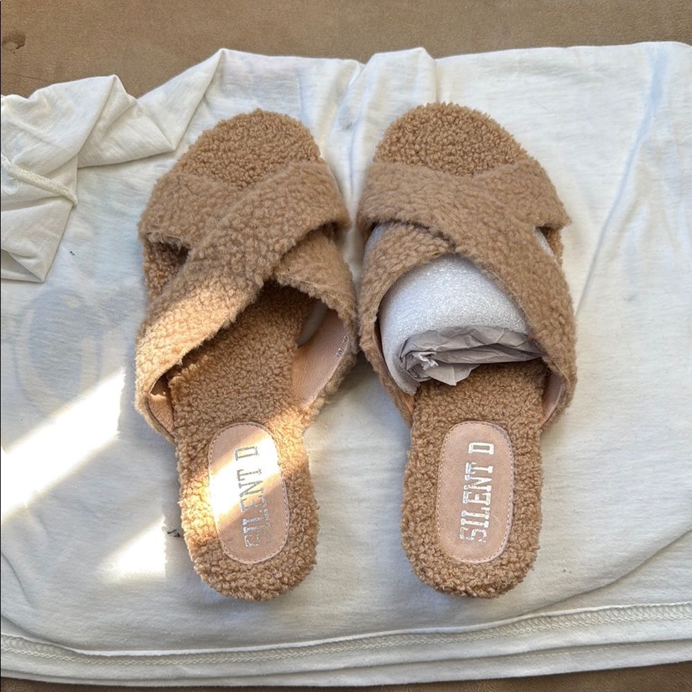 NWOT Anthropologie Women's Tan Fuzzy Slippers